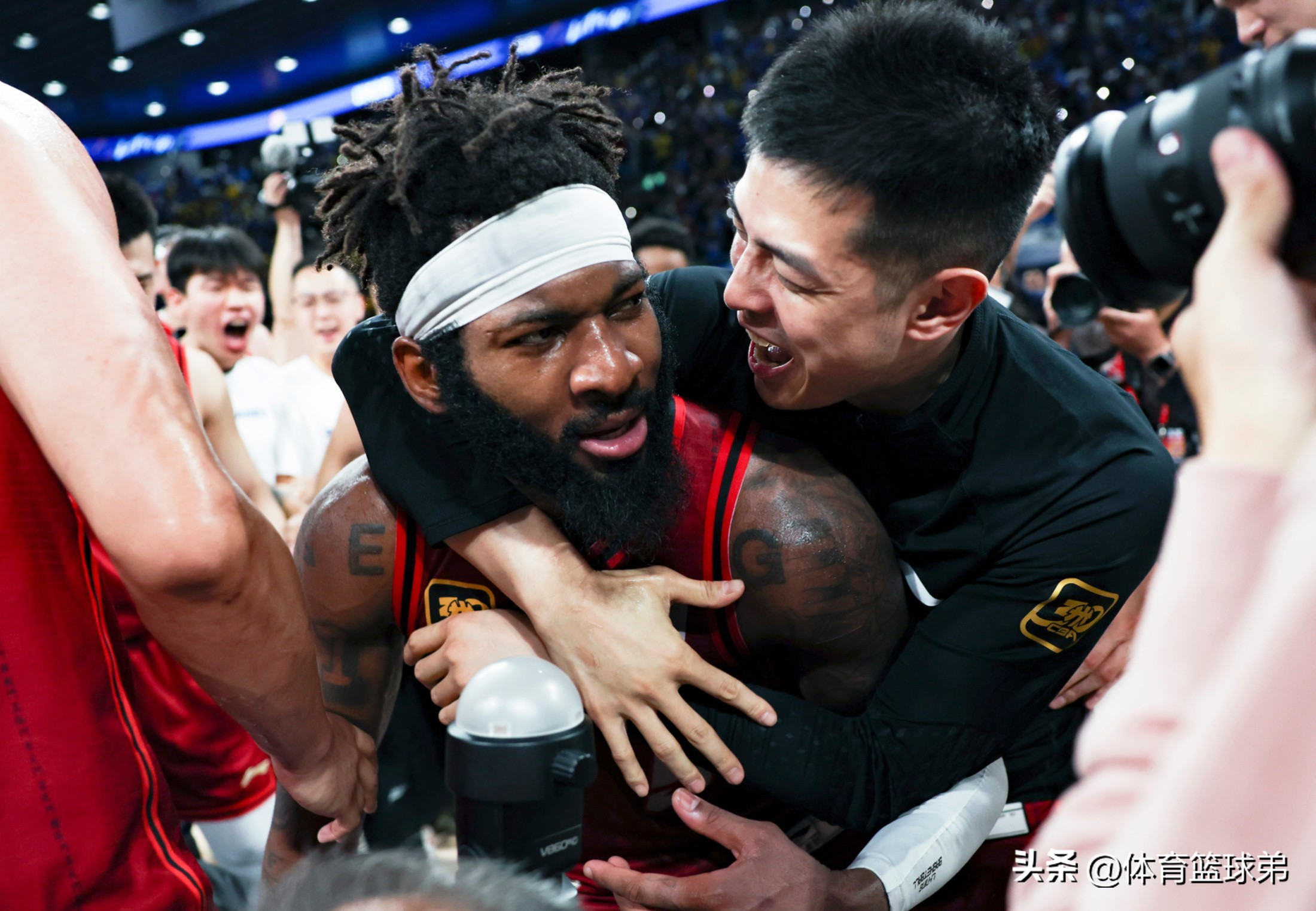 熊猫体育官网网址-清晨体能课后，曼联队长鼓劲备战CBA季后赛，态度坚定，球队文化再被提及